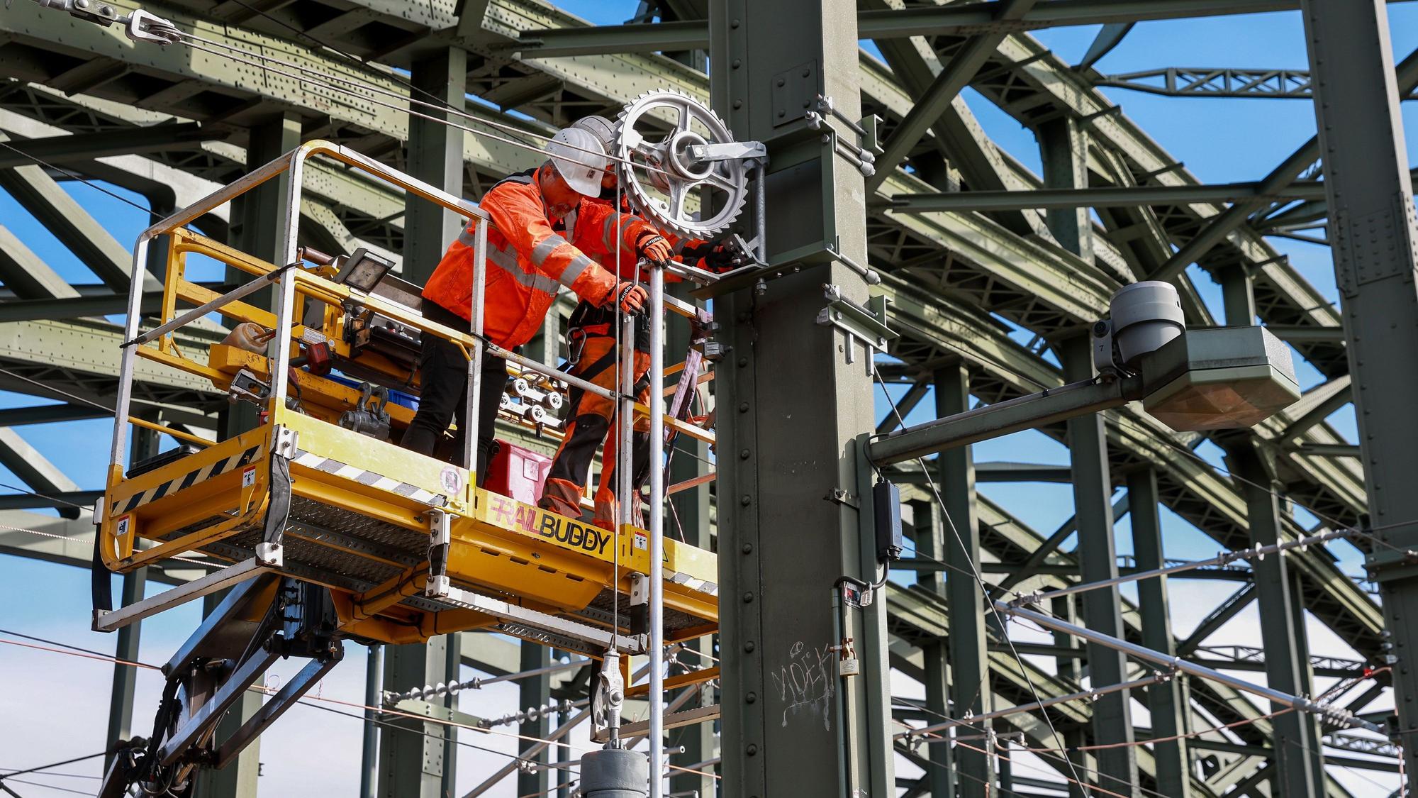 30.09.2024, Köln: Die Deutsche Bahn baut auf der Hohenzollernbrücke neue Signalbrücken für das elektronische Stellwerk.
copyright Michael Bause