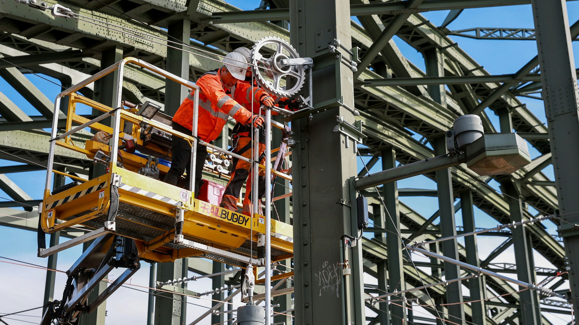 30.09.2024, Köln: Die Deutsche Bahn baut auf der Hohenzollernbrücke neue Signalbrücken für das elektronische Stellwerk.
copyright Michael Bause