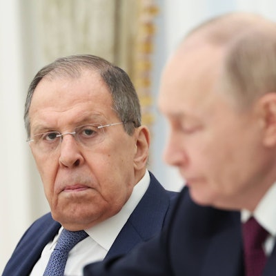 Russlands Außenminister Sergej Lawrow (l.) bei einem Treffen mit Kremlchef Wladimir Putin in Moskau. (Archivbild)