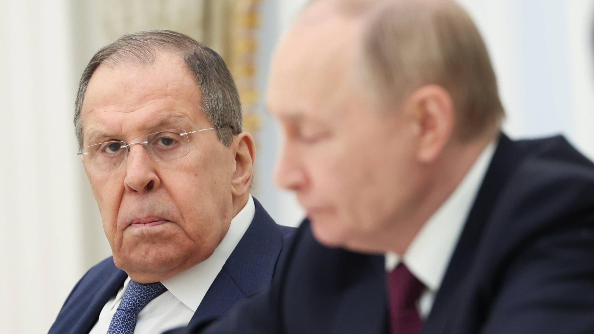 Russlands Außenminister Sergej Lawrow (l.) bei einem Treffen mit Kremlchef Wladimir Putin in Moskau. (Archivbild)