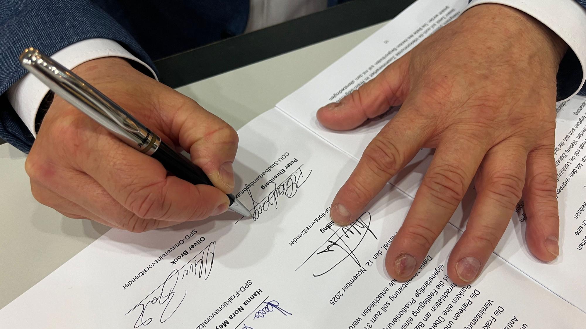 Die Partei- und Fraktionsvorsitzenden setzten ihre Unterschrift unter das Papier.