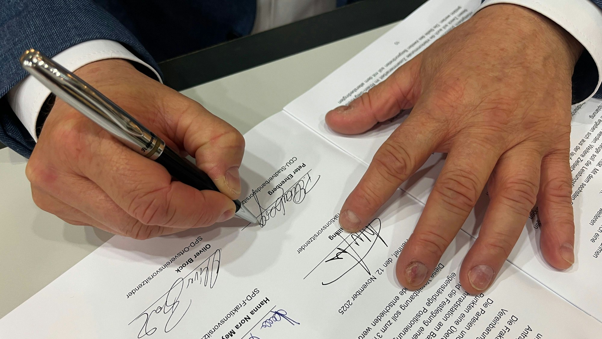 Die Partei- und Fraktionsvorsitzenden setzten ihre Unterschrift unter das Papier.