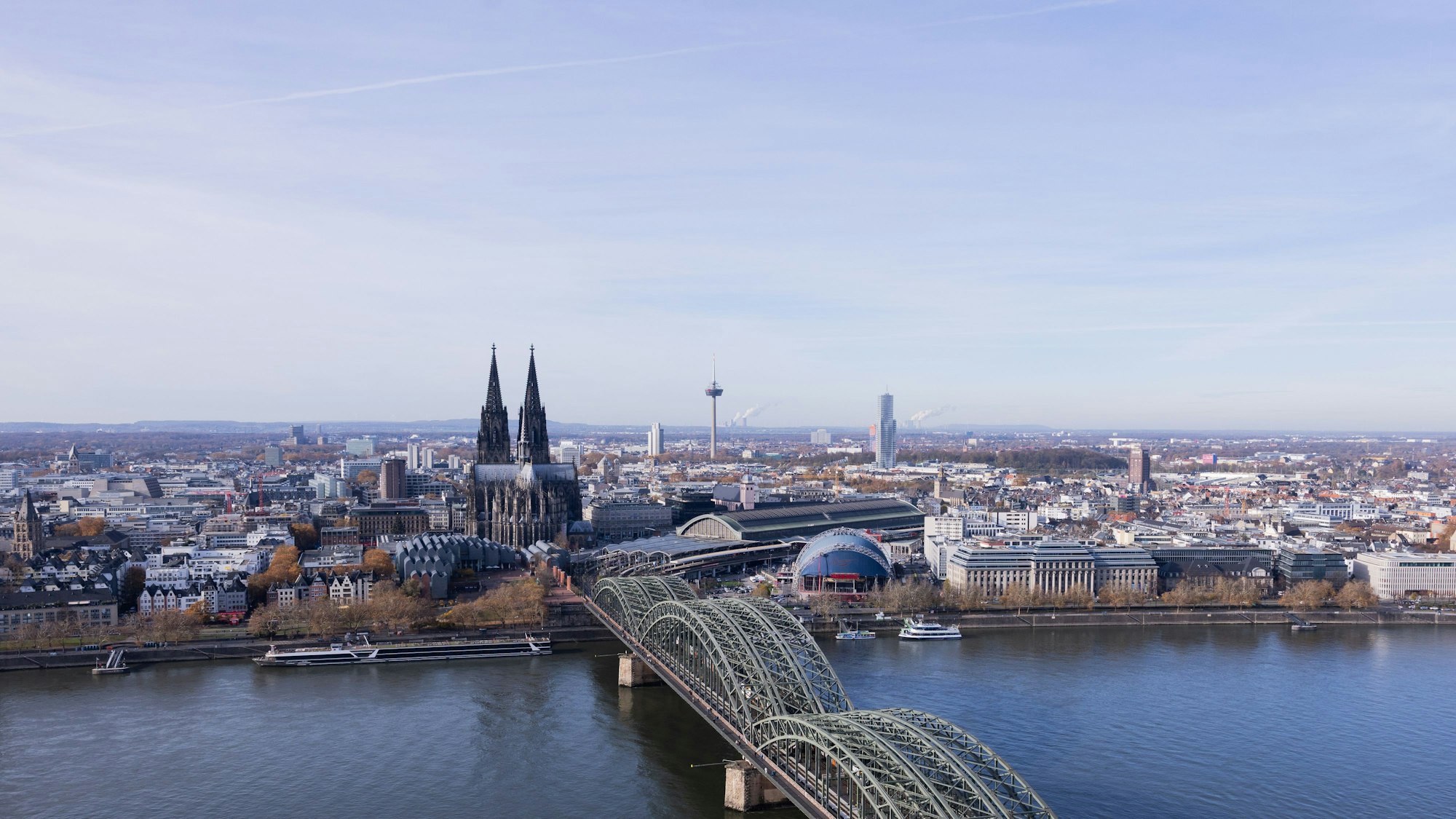 Ein Blick auf Köln mit dem Kölner Dom, Colonius, Bahnhof und mehr. (Symbolbild)