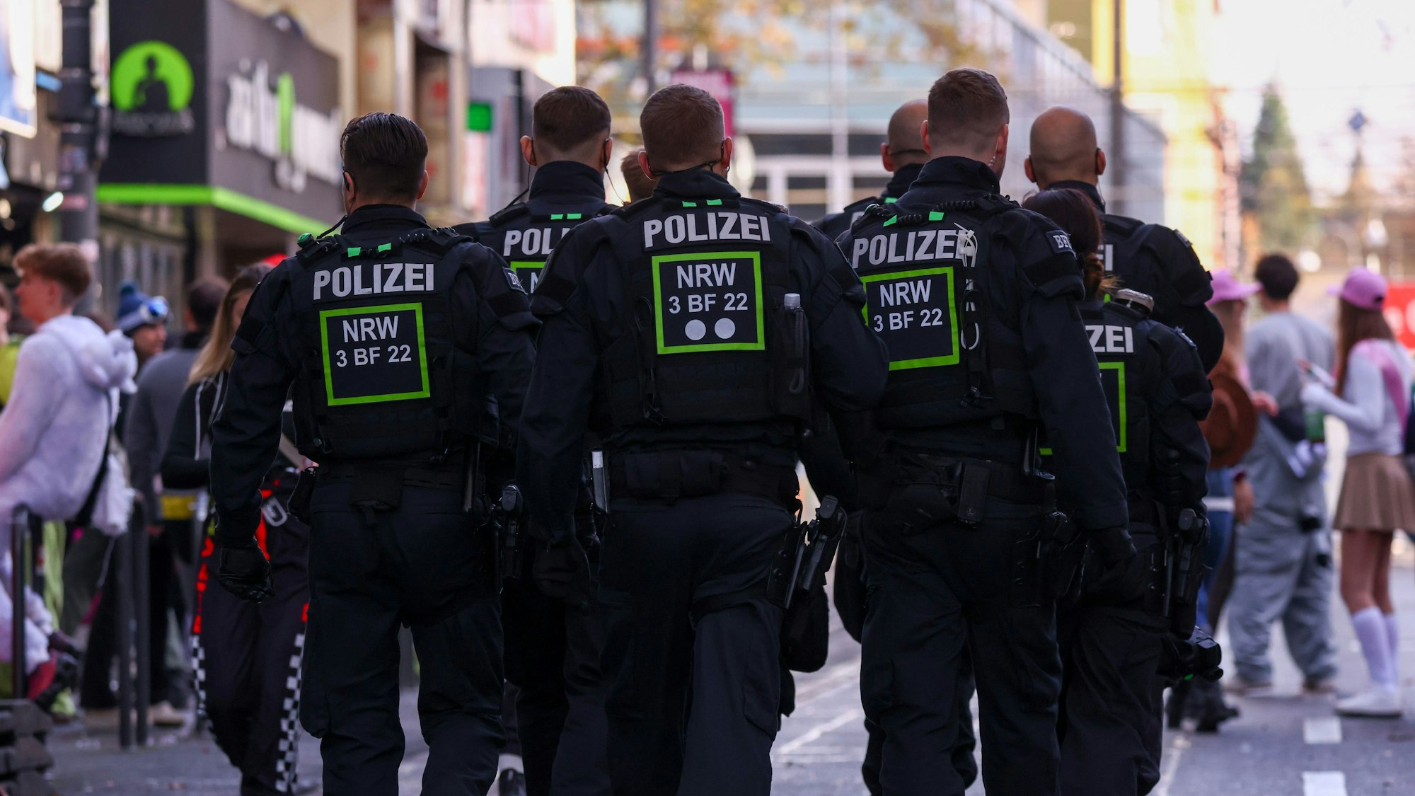11.11.2025, Köln: Polizei patrouliert während Jecke bei der Karneval Sessionseröffnung am 11.11. auf der Zülpicher Straße in Köln feiern. Foto: Thilo Schmülgen