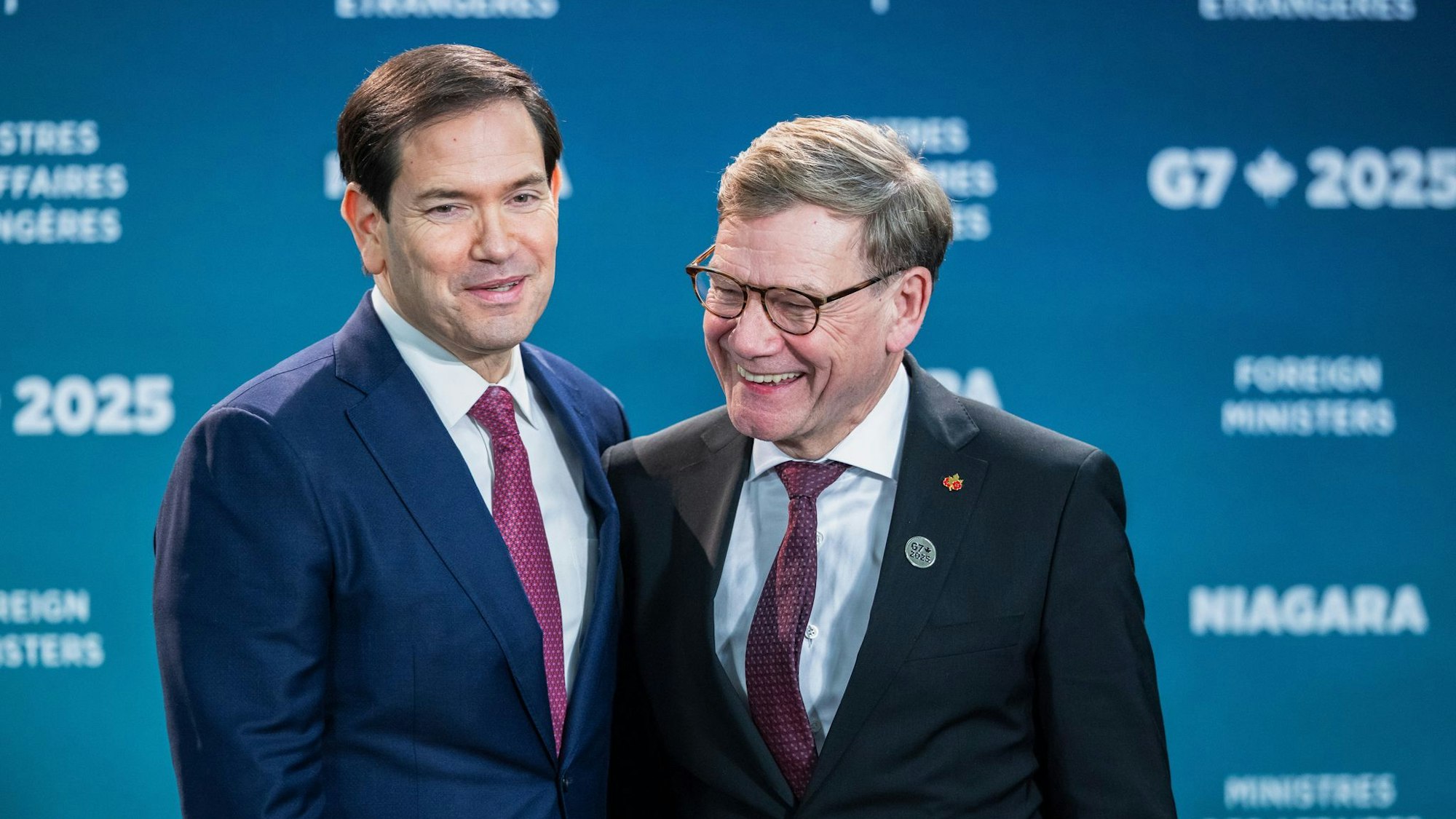 Beim Familienfoto des Außenministertreffens der G7-Runde wirtschaftsstarker Demokratien zeigen sich Außenminister Johann Wadephul (r., CDU) und sein US-Kollege Marco Rubio gut gelaunt.