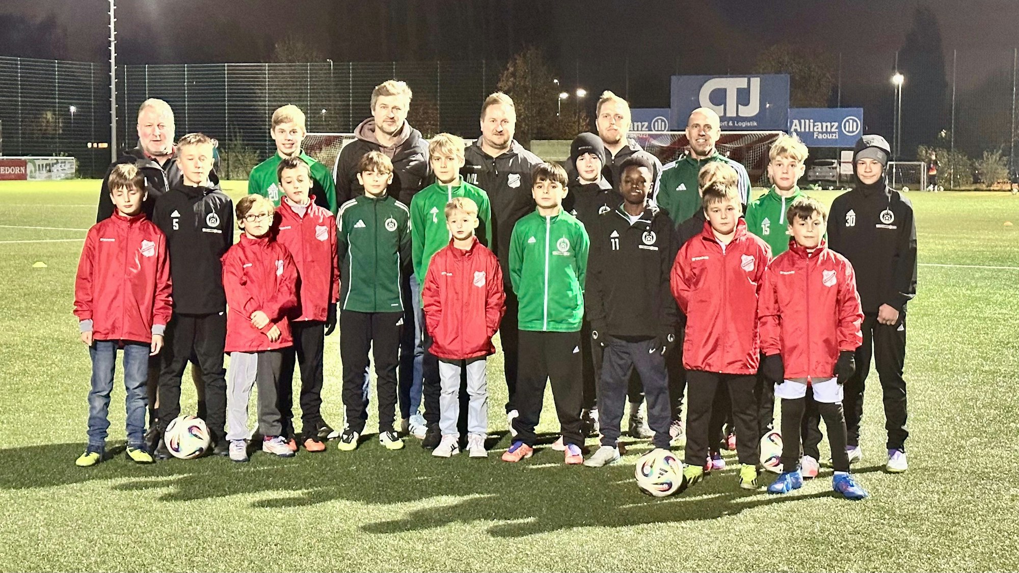 Kinder, Jugendliche und Erwachsene haben sich für ein Foto aufgestellt.