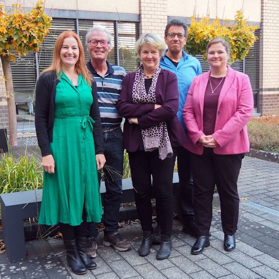 Drei Frauen und zwei Männer stehen zusammen vor dem Interims-Bezirksrathaus von Rodenkirchen.