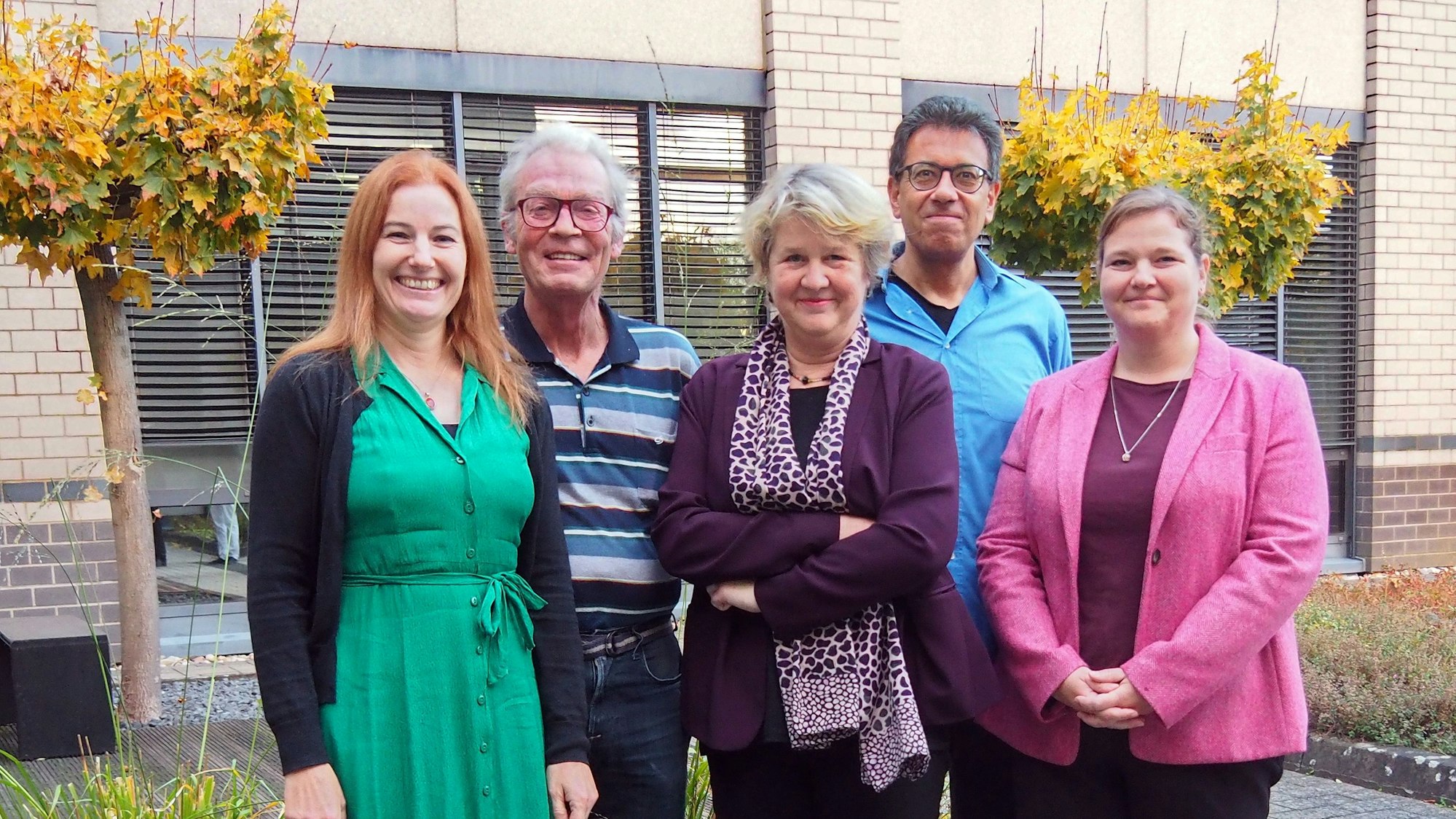 Drei Frauen und zwei Männer stehen zusammen vor dem Interims-Bezirksrathaus von Rodenkirchen.