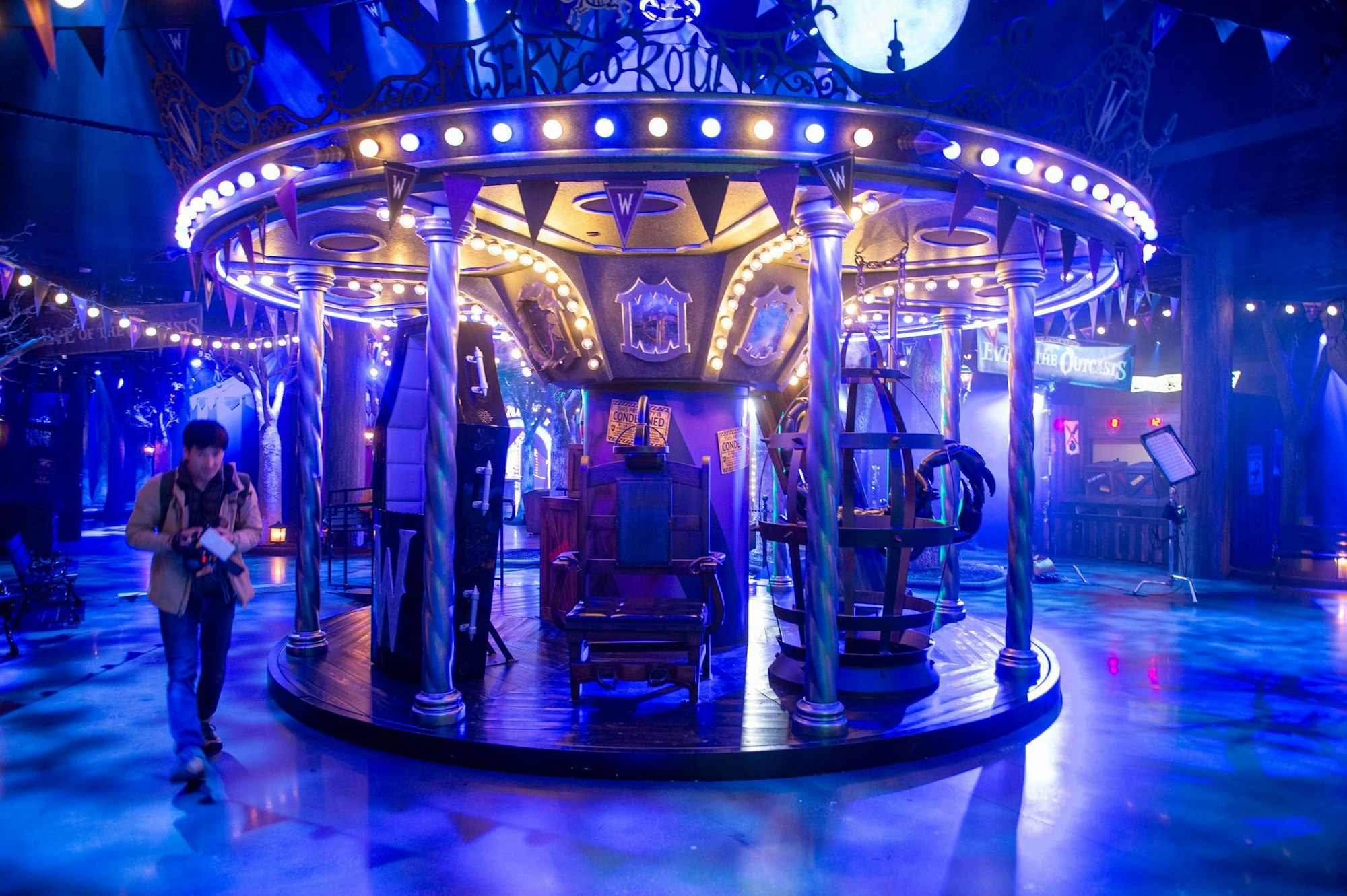 Der Jahrmarkt mit Motiven der Netflix-Serie «Wednesday» enthält auch Requisiten von den Dreharbeiten.