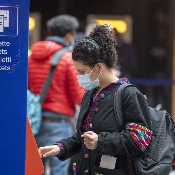 Eine Reisende mit Maske kauft sich an einem Fahrkartenautomaten im Bahnhof ein Ticket. Foto: picture alliance/dpa/KEYSTONE