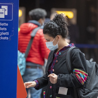 Eine Reisende mit Maske kauft sich an einem Fahrkartenautomaten im Bahnhof ein Ticket. Foto: picture alliance/dpa/KEYSTONE