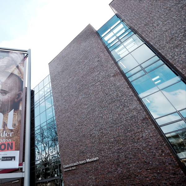 Werbung hängt vor dem Kulturzentrum am Neumarkt.