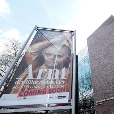 Werbung hängt vor dem Kulturzentrum am Neumarkt.