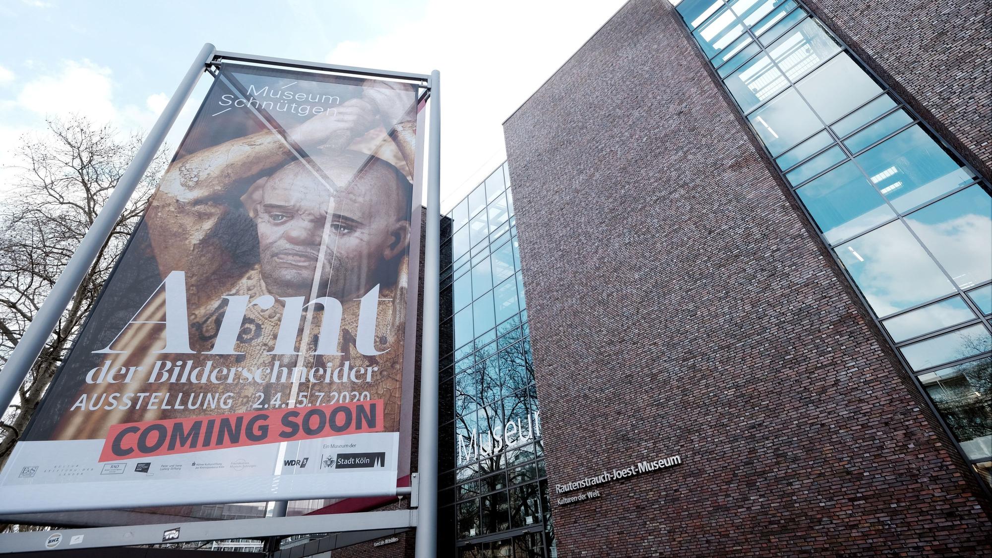 Werbung hängt vor dem Kulturzentrum am Neumarkt.