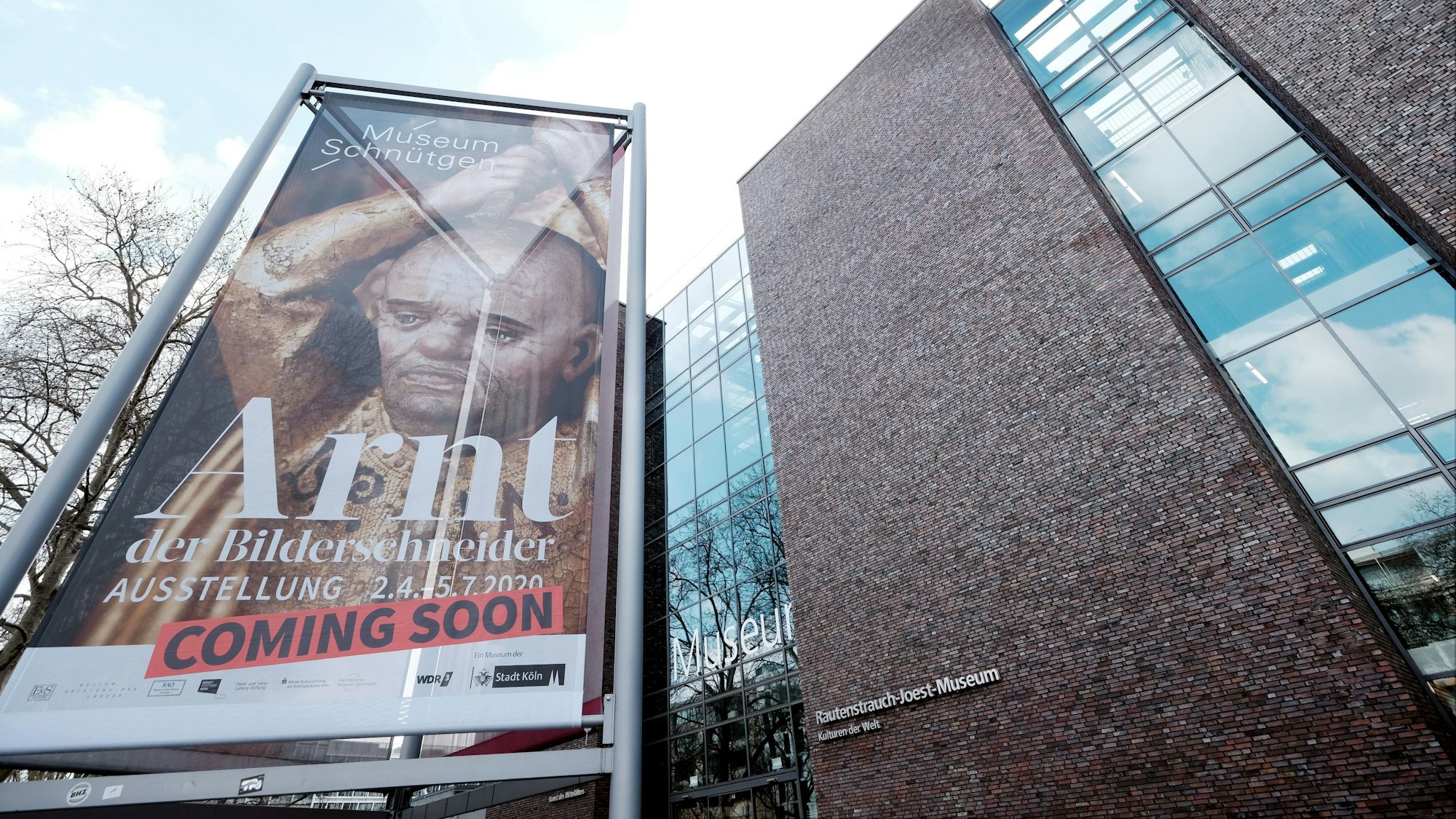 Werbung hängt vor dem Kulturzentrum am Neumarkt.