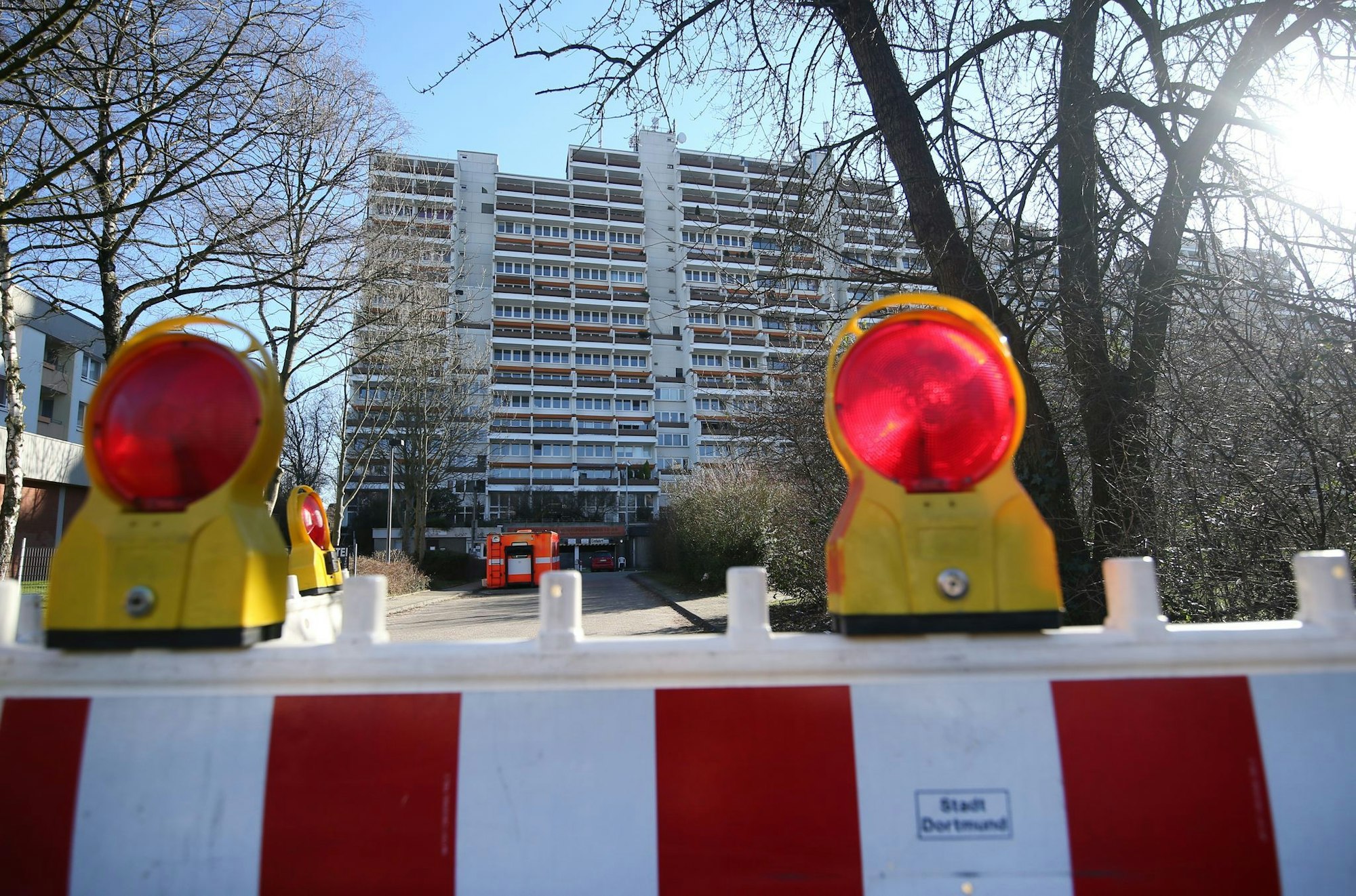 Absperrungen standen vor über acht Jahren bei der Räumung vor dem Hochhauskomplex Hannibal in Dortmund. (Archivbild)