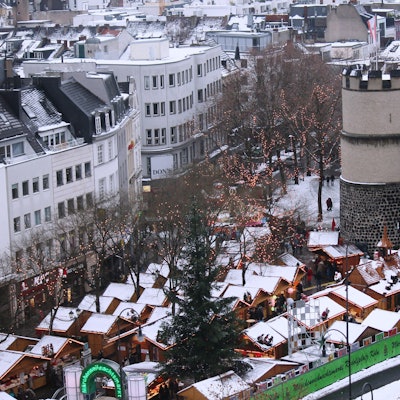 In einem der Häuser links vom Nikolausdorf am Rudolfplatz wurde Helmut B. ermordet.
