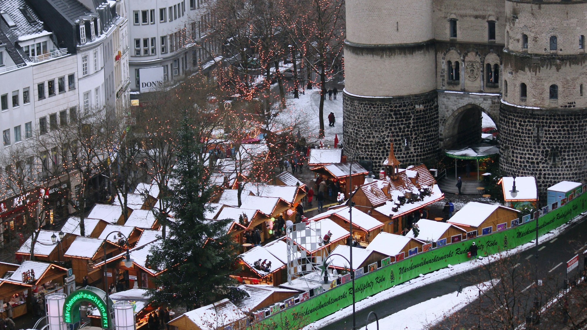 In einem der Häuser links vom Nikolausdorf am Rudolfplatz wurde Helmut B. ermordet.