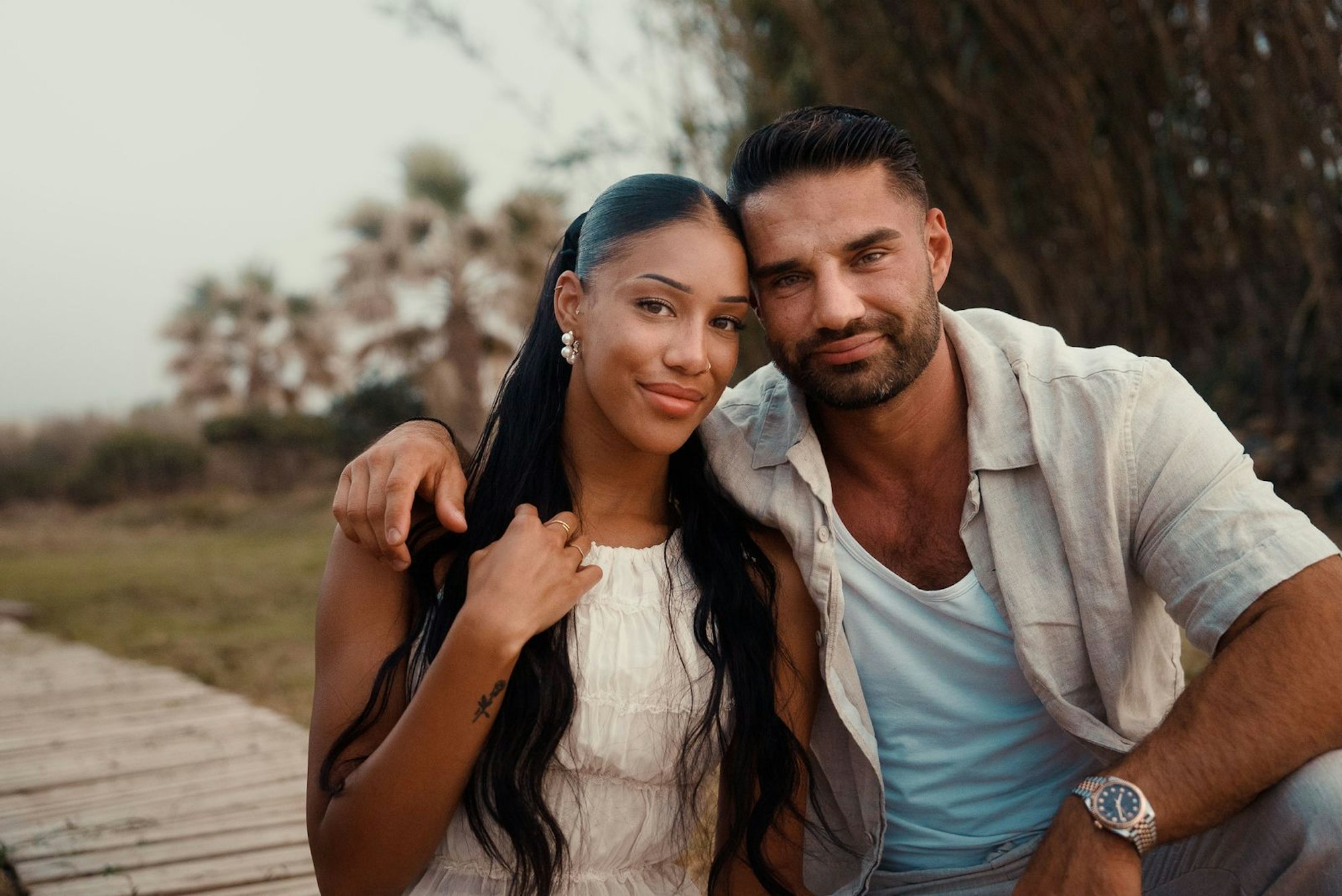 Aleks Petrovic stellt sich „Temptation Island VIP“ mit seiner Partnerin Vanessa Nwattu. (Bild: RTL / Dustin Leonhard Grieß)