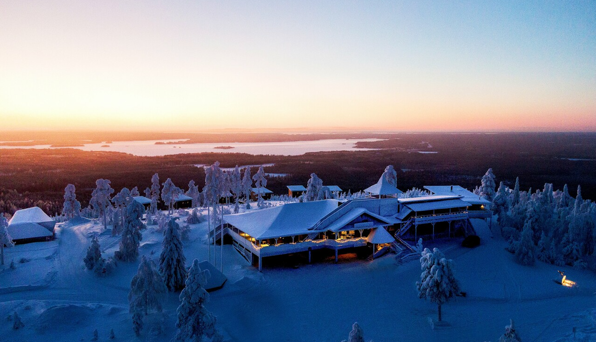 Das Bild zeigt das Arctic Giant Birdhouse Hotel in Finnland im Winter.