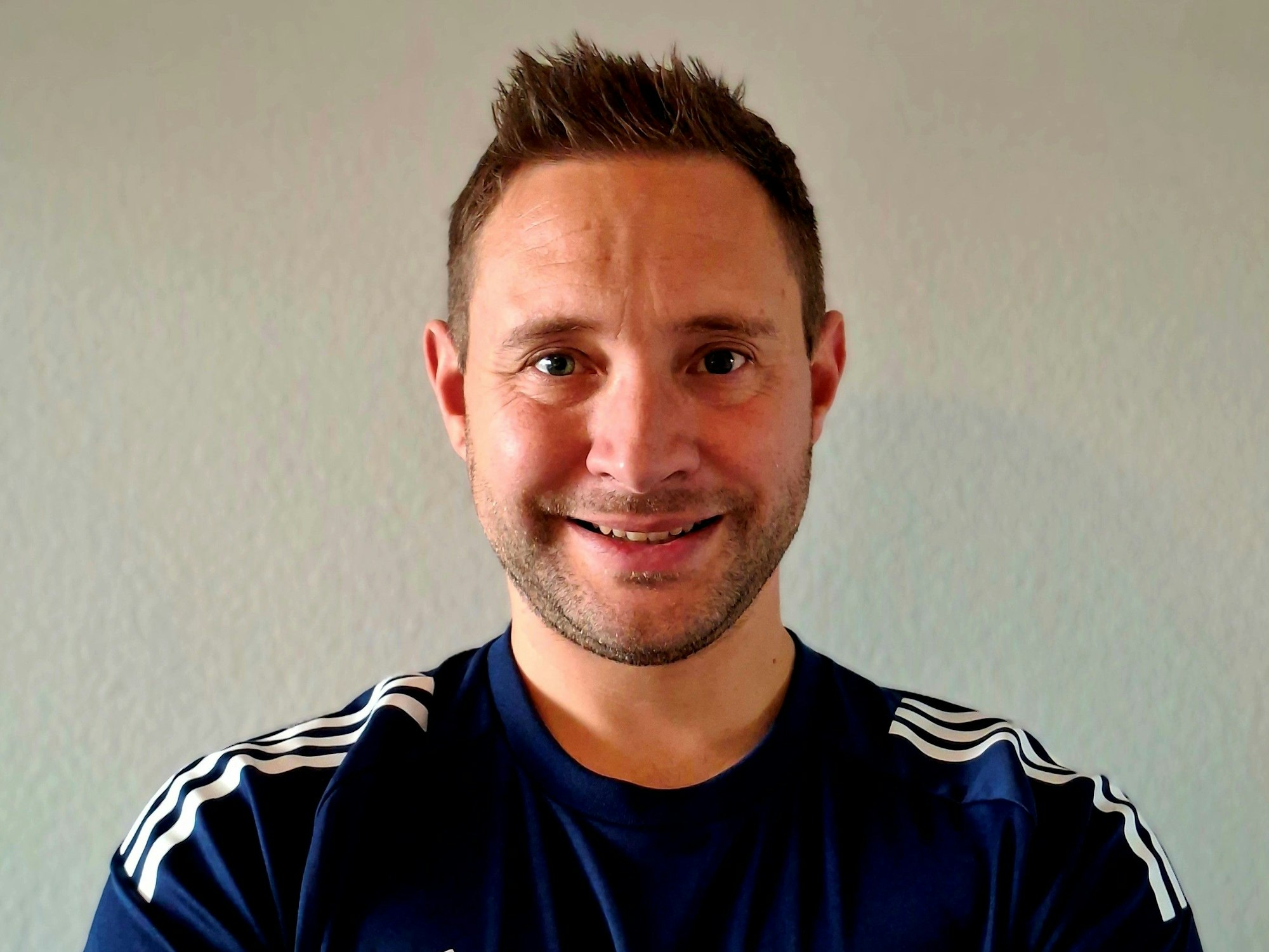 Das Foto zweigt den Trainer von BW Kerpen, Thomas Gasper, im Portrait.