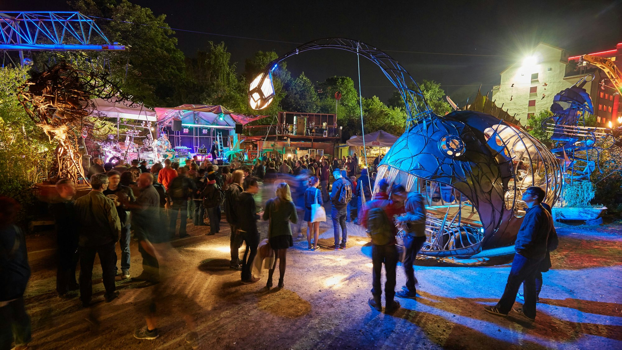 Menschen beim Robodonien-Festival in Köln.