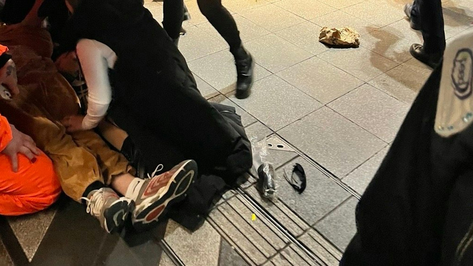 Ein Mann wurde am 11. November am Kölner Hauptbahnhof durch einen Tritt gegen den Kopf verletzt.