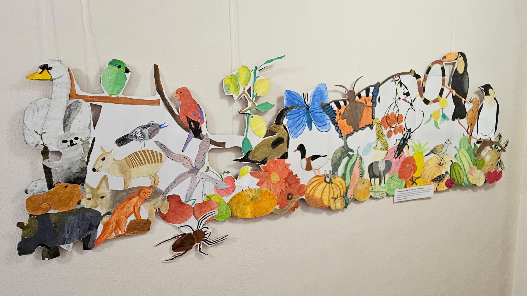 Eine Collage zeigt verschiedene Tiere und Nutzpflanzen.