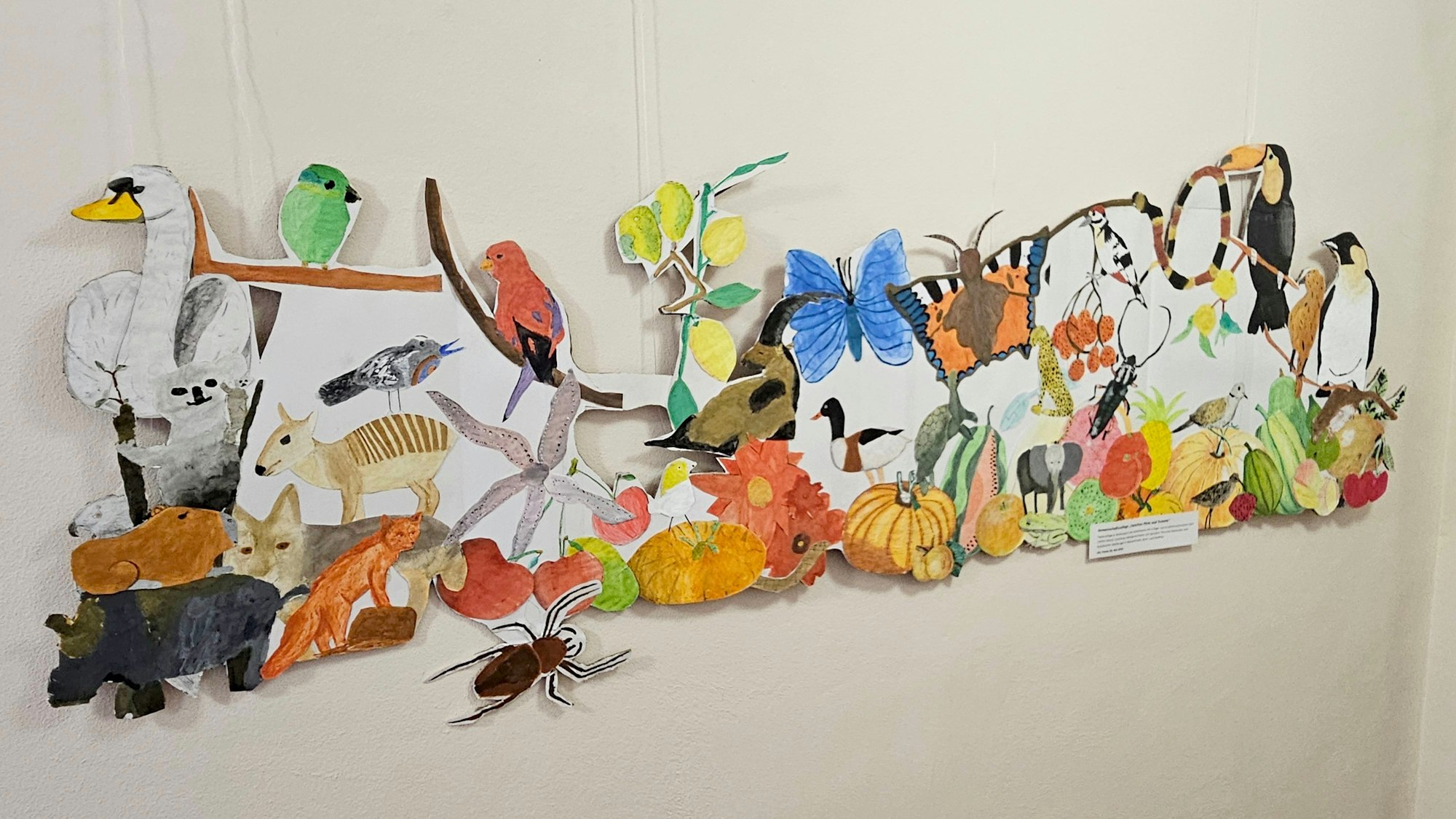 Eine Collage zeigt verschiedene Tiere und Nutzpflanzen.