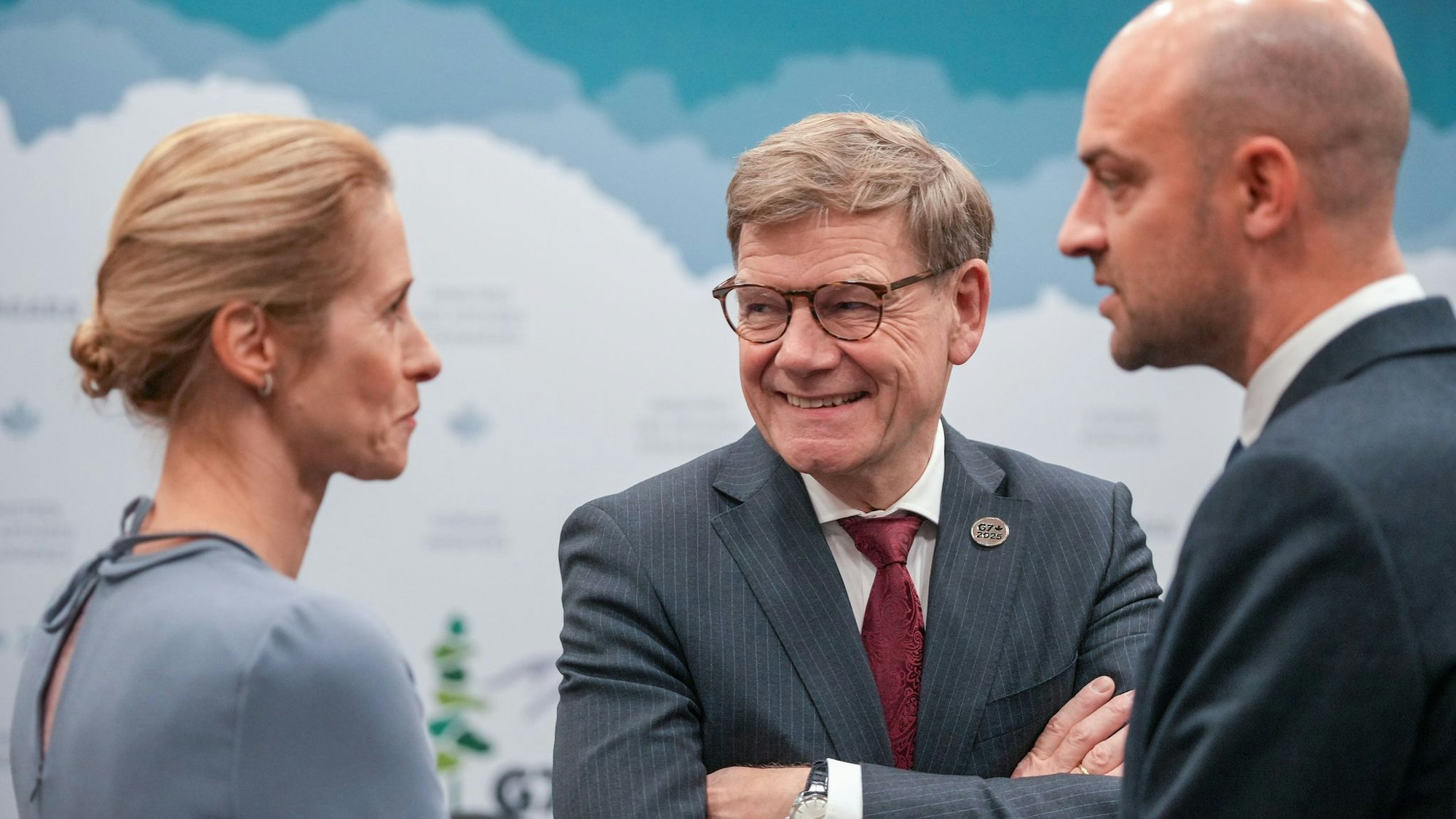 Außenminister Johann Wadephul (M., CDU), spricht am Rande des Außenministertreffens der G7-Runde wirtschaftsstarker Demokratien in Kanada mit der EU-Außenbeauftragten Kaja Kallas und dem französischen Außenminister Jean-Noël Barrot.