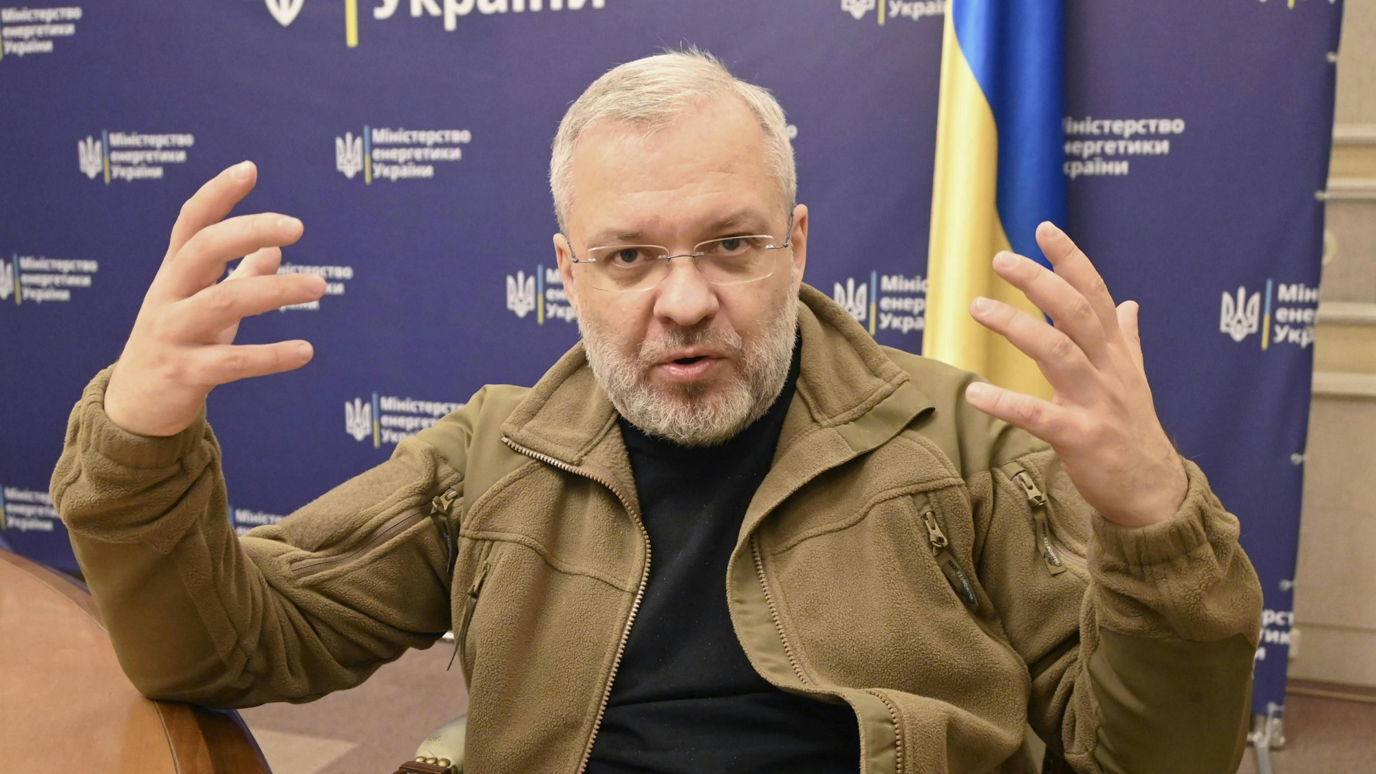 ARCHIV - 23.10.2022, Ukraine, Kiew: Herman Haluschtschenko, damals Energieminister der Ukraine, gestikuliert während eines Interviews. (zu dpa: «Ukrainischer Justizminister nach Durchsuchungen entlassen»)