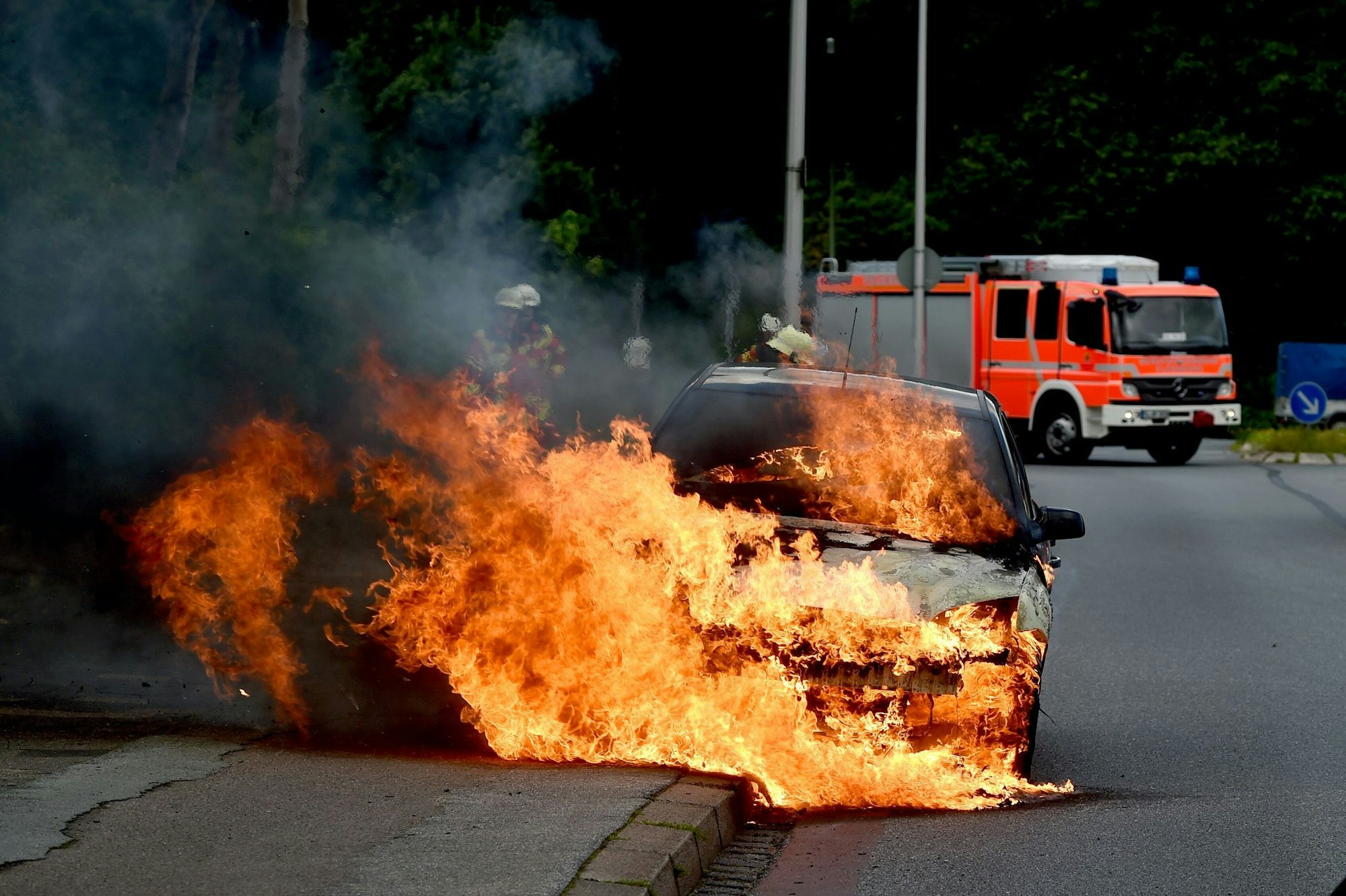 Wenn das Auto brennt, sollten Betroffene schnell die Rettungsstelle informieren - also 112 wählen.