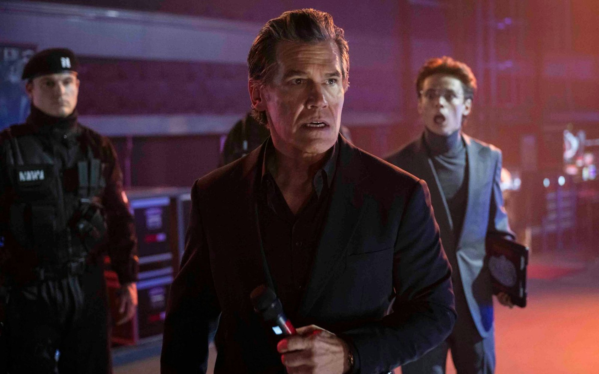 Produzent Dan Killian (Josh Brolin, Mitte) zieht beim Fernsehereignis namens „The Running Man“ die Strippen. (Bild: Paramount Pictures/Ross Ferguson)