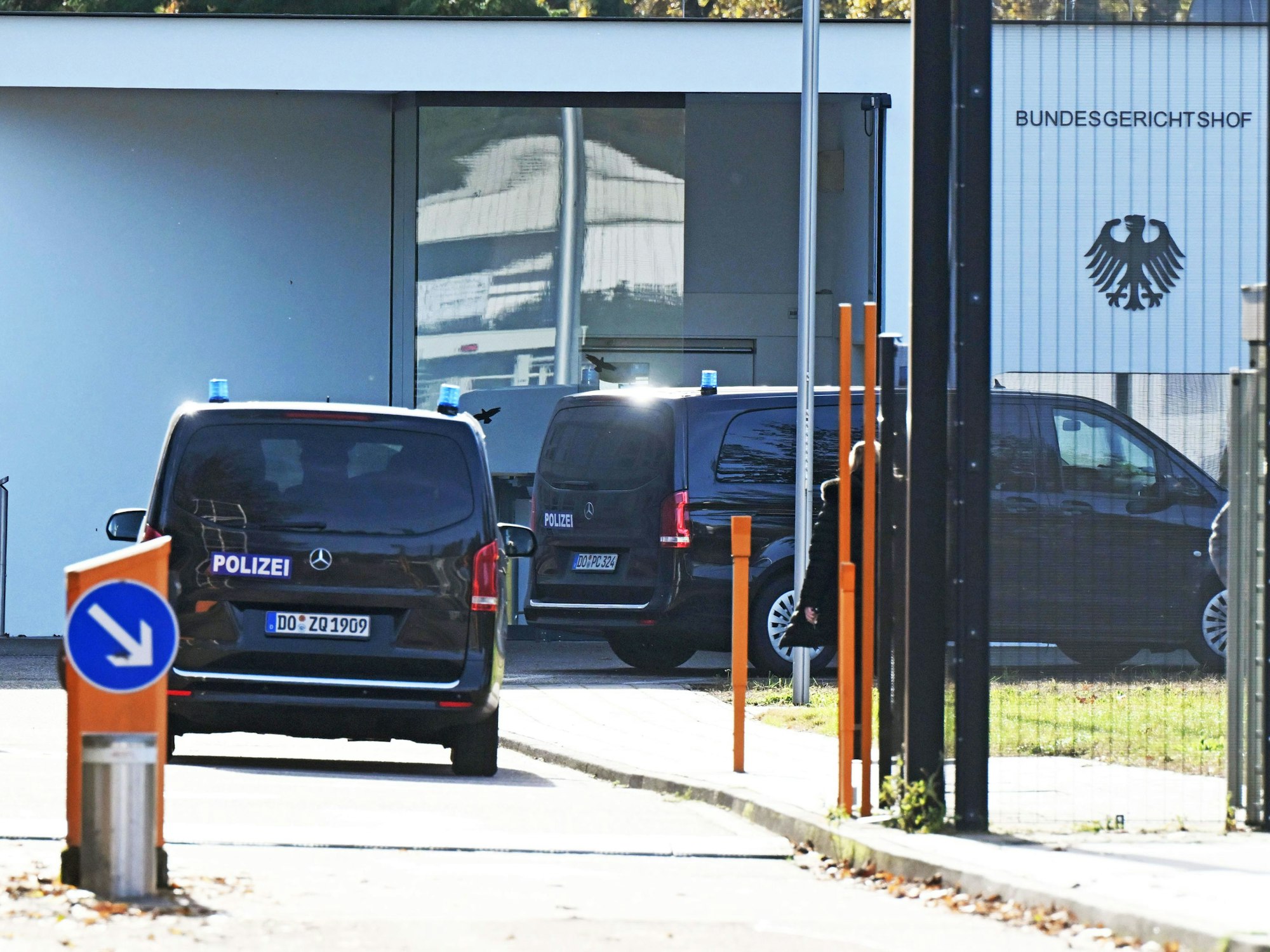 11.11.2025, Baden-Württemberg, Karlsruhe: Zwei zivile Einsatzfahrzeuge der Polizei fahren in den Bundesgerichtshof. Dort soll eine Haftprüfung stattfinden. Die Bundesanwaltschaft hat in Dortmund einen Mann festnehmen lassen, der im Internet zur Tötung bekannter Politiker aufgerufen haben soll. Der Beschuldigte soll Spenden in Form einer Krypto-Währung gesammelt haben, die als Kopfgeld für die Tötungen dienen sollten. Foto: Uli Deck/dpa +++ dpa-Bildfunk +++