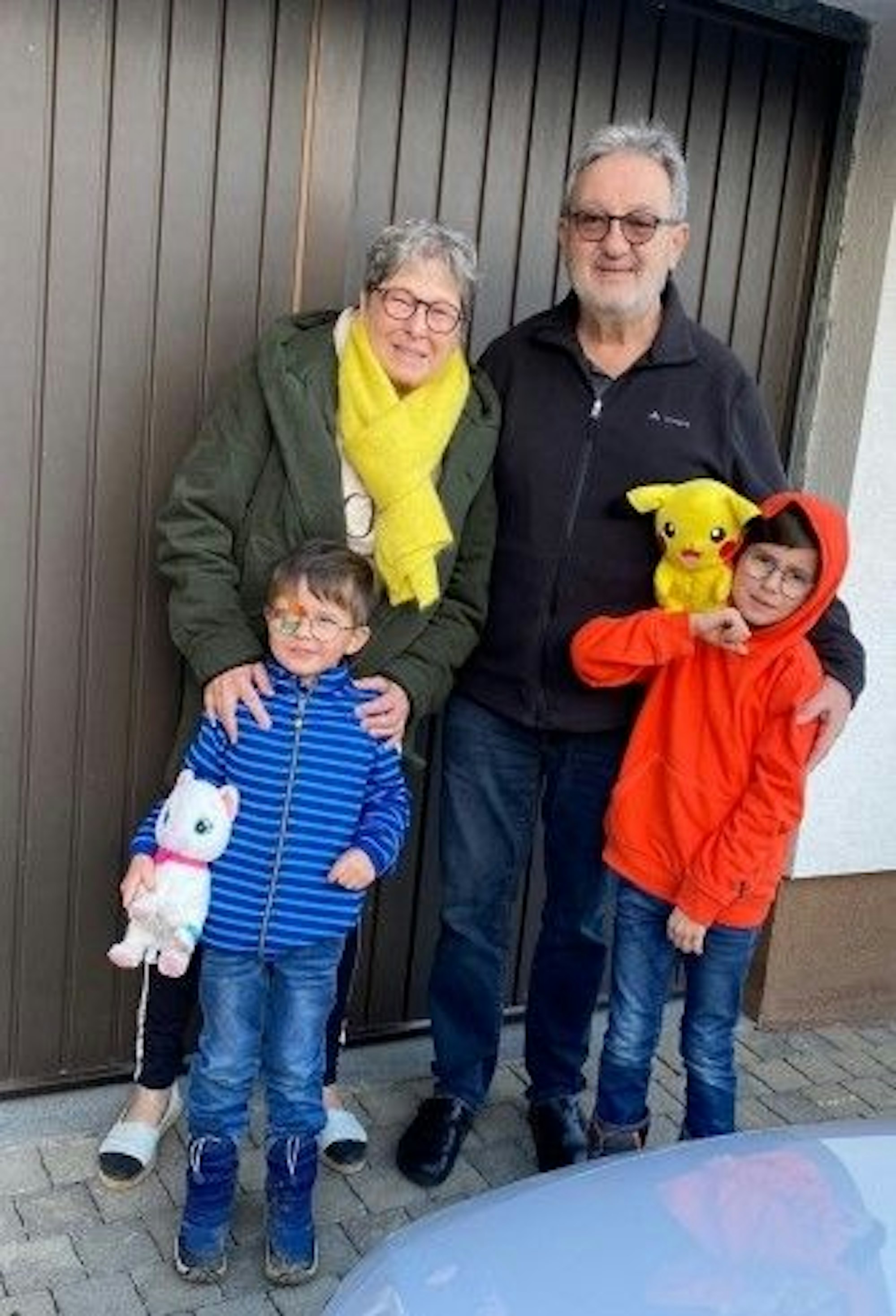 Großeltern mit ihren Enkeln