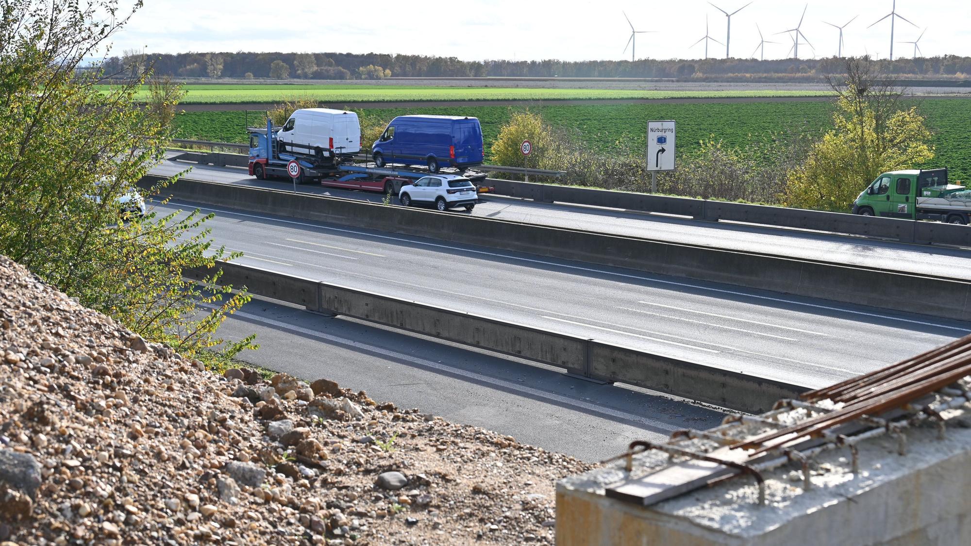 Zu sehen ist eine Autobahn von der Seite.