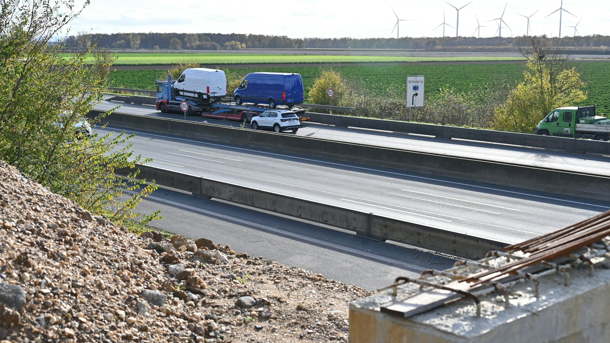 Zu sehen ist eine Autobahn von der Seite.