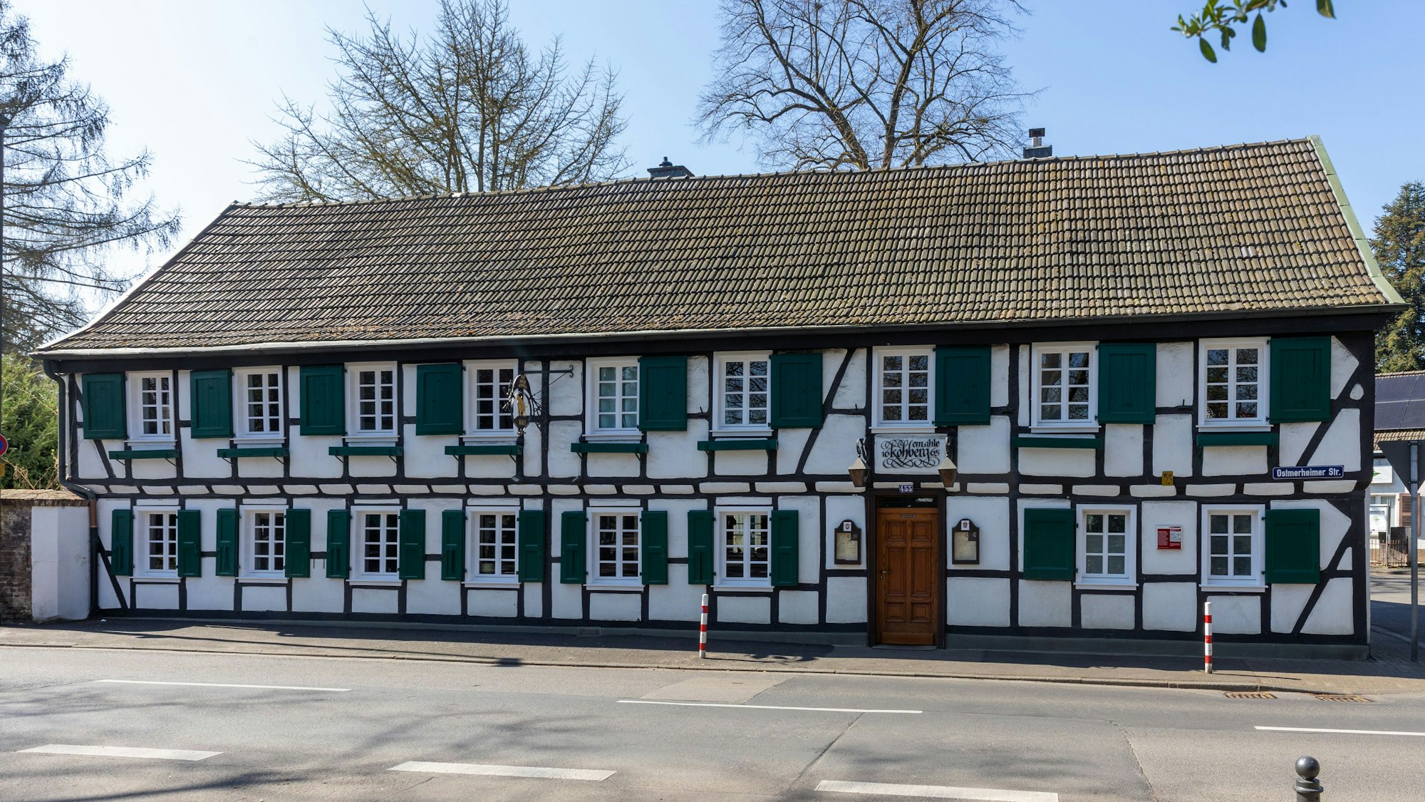 1655 erbaute Gaststätte Em Ahle Kohberg in Mehrheim
von außen. Es ist ein Fachwerkhaus.
