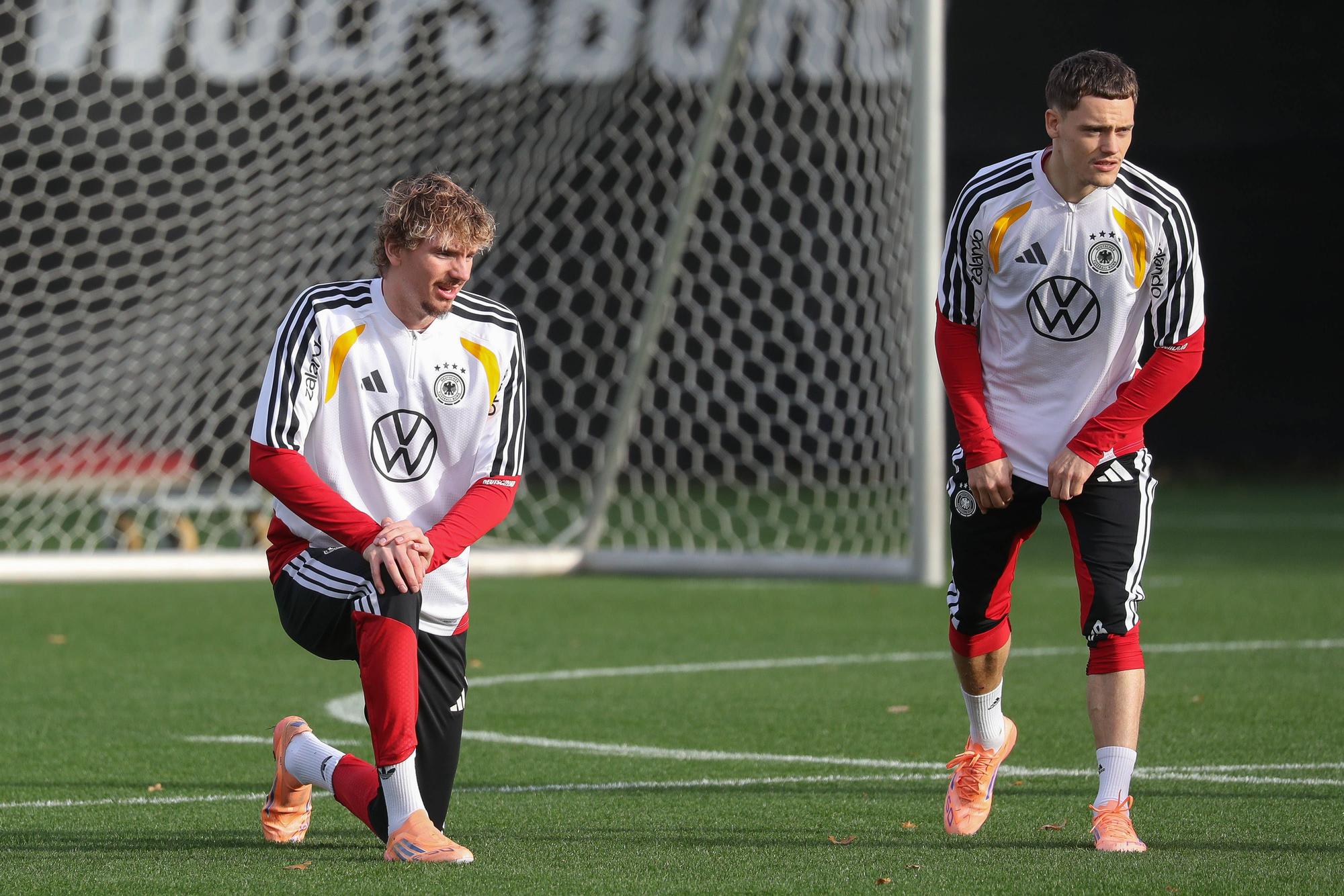 13.11.2025, xgox, Fussball - Nationalmannschaft Training emspor, v.l. Nick Woltemade Deutschland, , Florian Wirtz Deutschland, DFL/DFB REGULATIONS PROHIBIT ANY USE OF PHOTOGRAPHS as IMAGE SEQUENCES and/or QUASI-VIDEO Wolfsburg *** 13 11 2025, xgox, football national team training emspor, v l Nick Woltemade Germany, , Florian Wirtz Germany, DFL DFB REGULATIONS PROHIBIT ANY USE OF PHOTOGRAPHS as IMAGE SEQUENCES and or QUASI VIDEO Wolfsburg