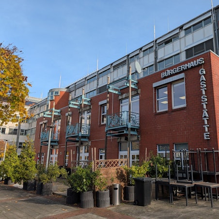 Das Foto zeigt eine Außenaufnahme der Bürgerhaus-Gaststätte.