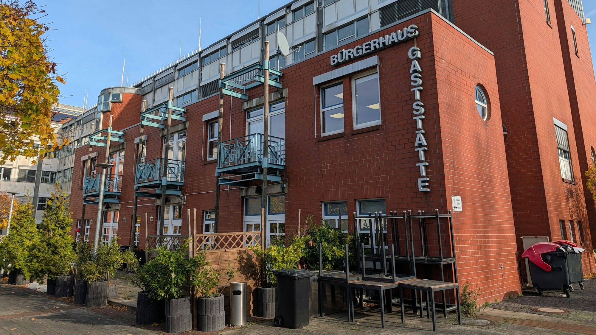 Das Foto zeigt eine Außenaufnahme der Bürgerhaus-Gaststätte.