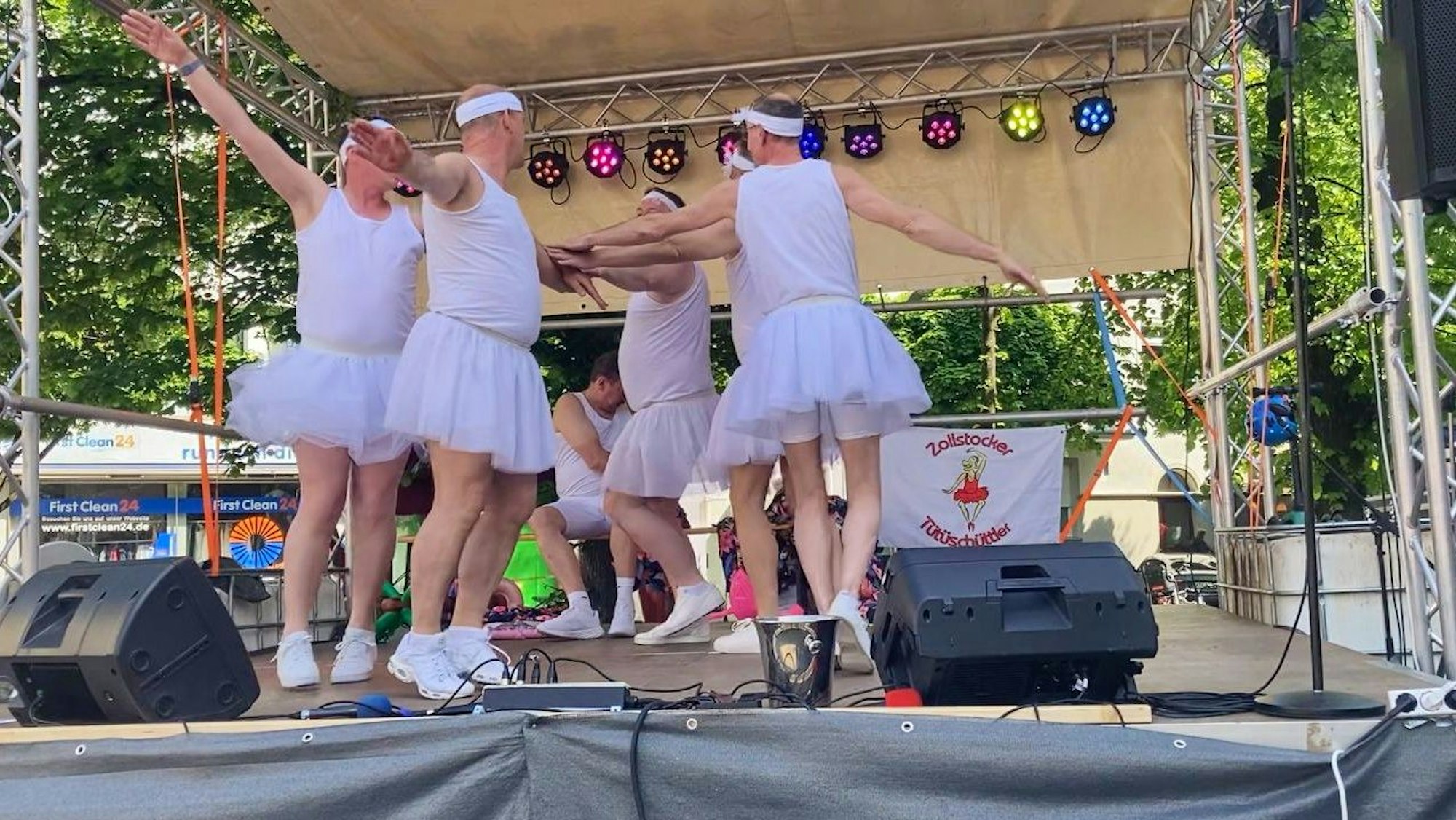 Die Zollstocker Tütüschüttler als weiße Schwäne auf einem Straßenfest.