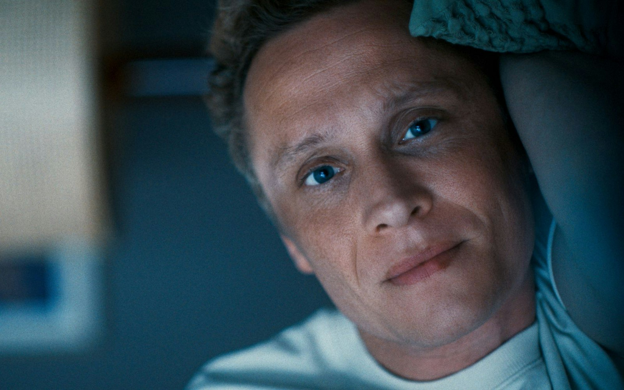 Aktuell ist Matthias Schweighöfer in der Romanverfilmung „Das Leben der Wünsche“ im Kino zu sehen. (Bild: 2025 PANTALEON Films GmbH/ProU Producers United Film GmbH/SevenPictures Film GmbH/ACS Filmproduktion GbR/RCS Filmproduktion GbR)