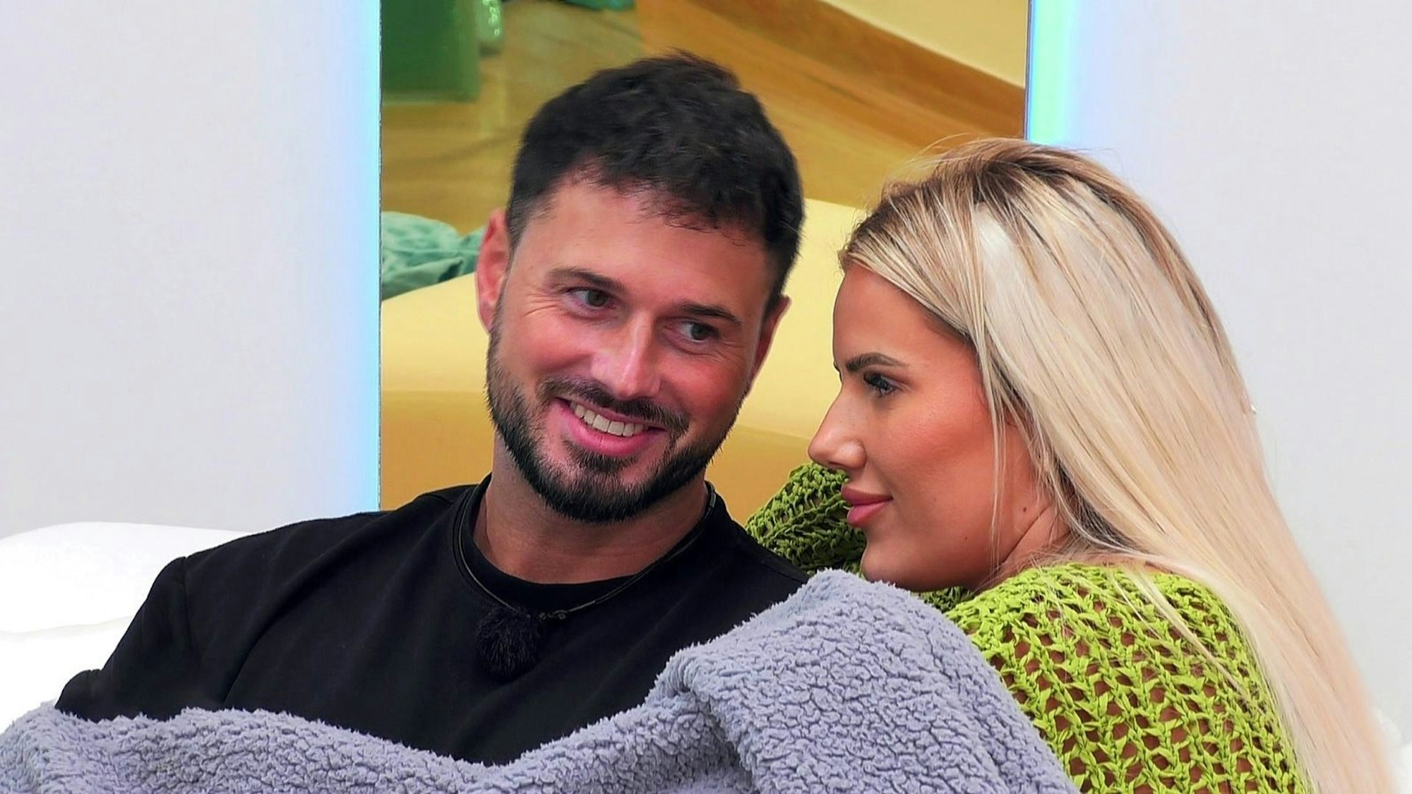 Maurice plant schon seinen Flug zu Laura nach Dubai - alles Taktik? (Bild: RTLZWEI)