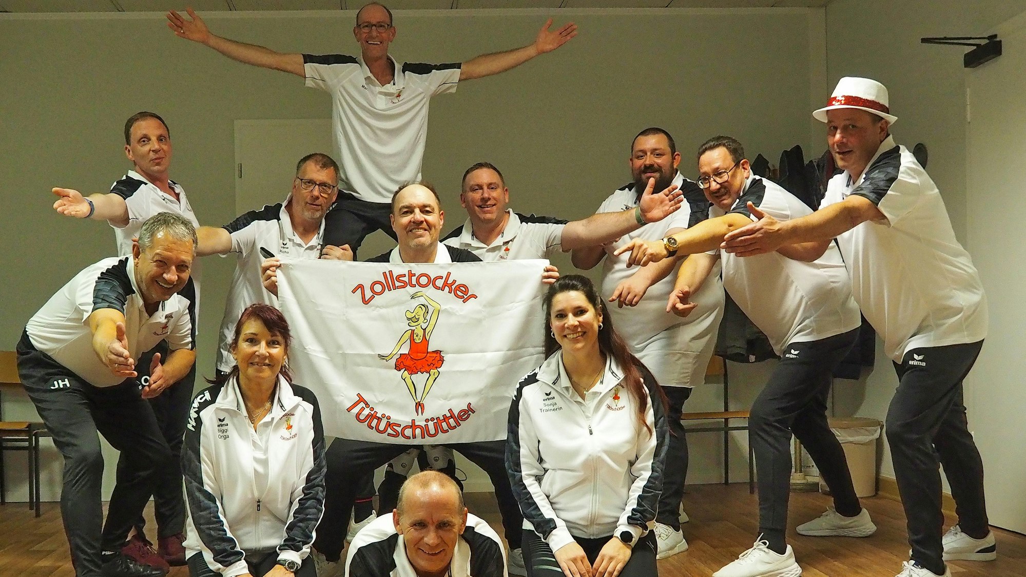Die Zollstocker Tütüschüttler mit ihrer Trainerin Sonja Stöhr (vorne rechts) und ihrer Organisatorin Biggi Morawetz (vorne links) sorgen für gute Stimmung auf Festen und Feiern.