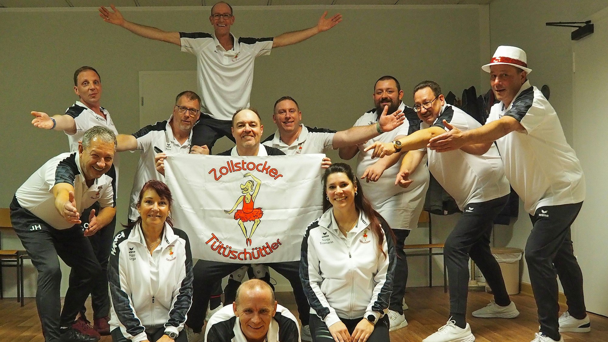 Die Zollstocker Tütüschüttler mit ihrer Trainerin Sonja Stöhr (vorne rechts) und ihrer Organisatorin Biggi Morawetz (vorne links) sorgen für gute Stimmung auf Festen und Feiern.