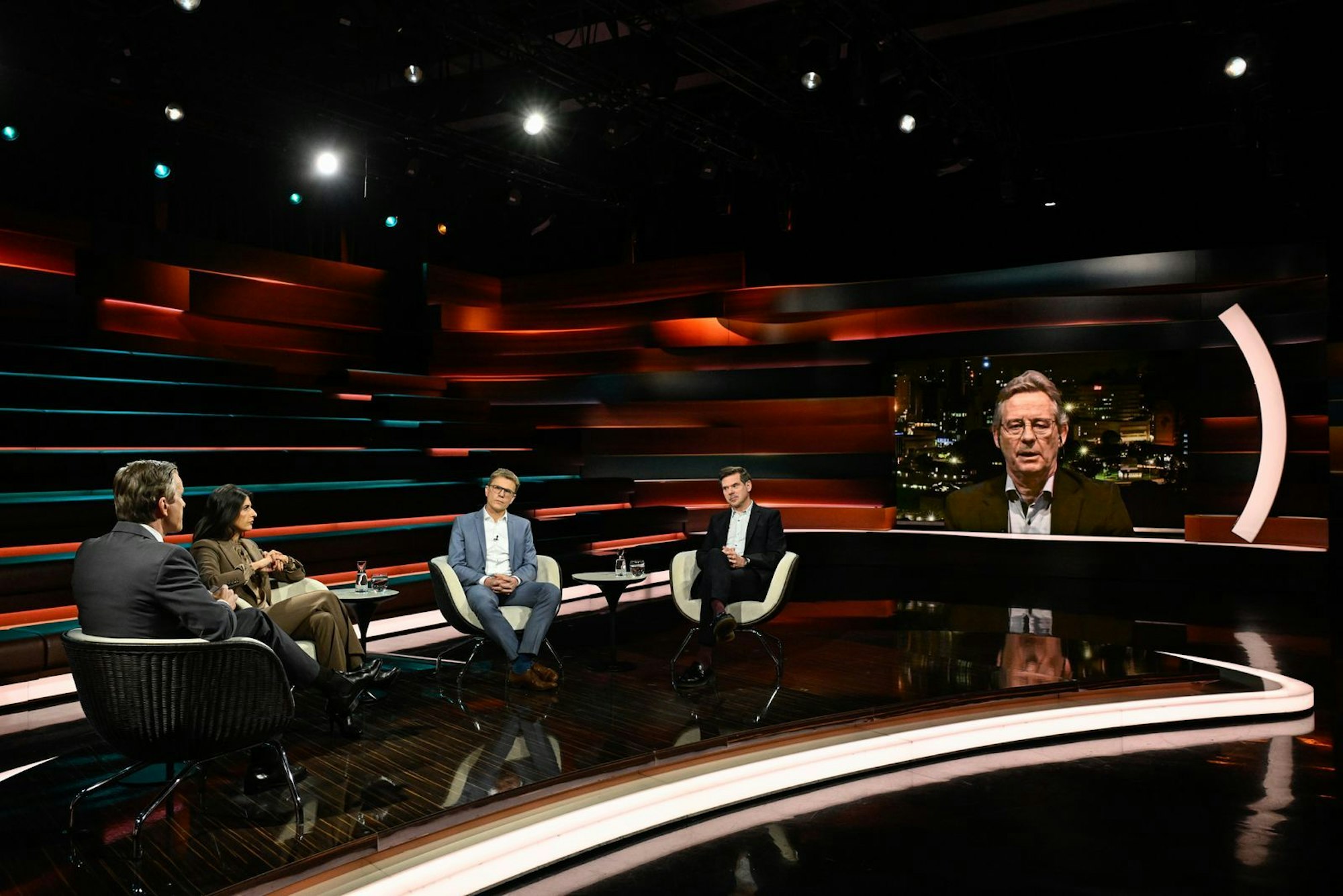 Markus Lanz (links) diskutierte am Mittwochabend mit CDU-Politikerin Serap Güler (zweite von links), Migrationsforscher Daniel Thym (Mitte), Journalist Gregor Peter Schmitz (zweiter von rechts) und Politologe Achim Vogt. (Bild: ZDF / Markus Hertrich)