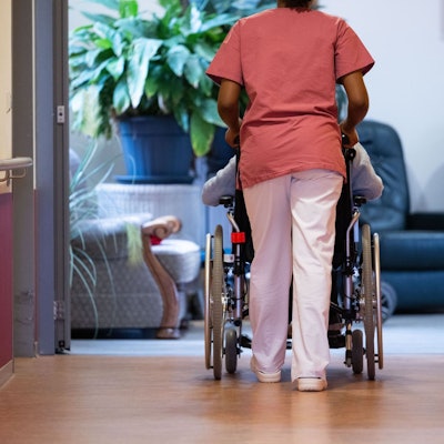 In letzter Minute wollen Union und SPD Beitragserhöhungen in der Pflege verhindern.