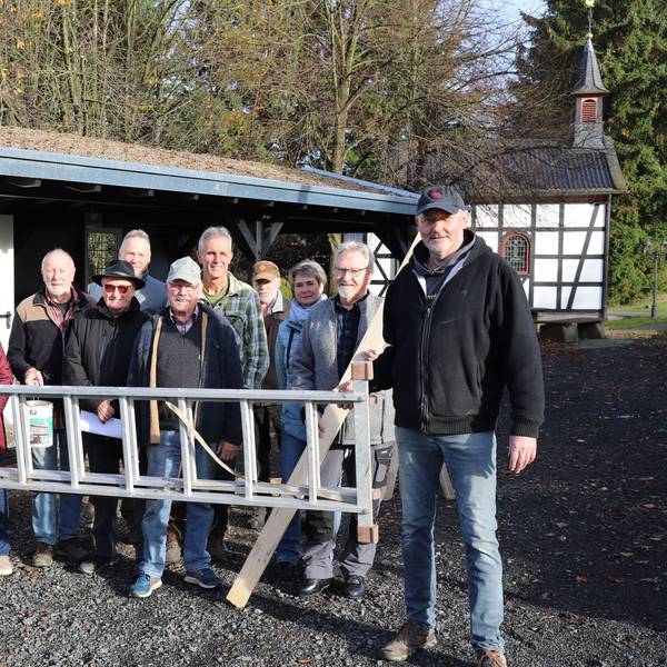 Der Kapellenverein Mittelscheid hat eine Wetterschutzhütte neben der Dorfkapelle errichtet, als Gemeinschaftshaus.