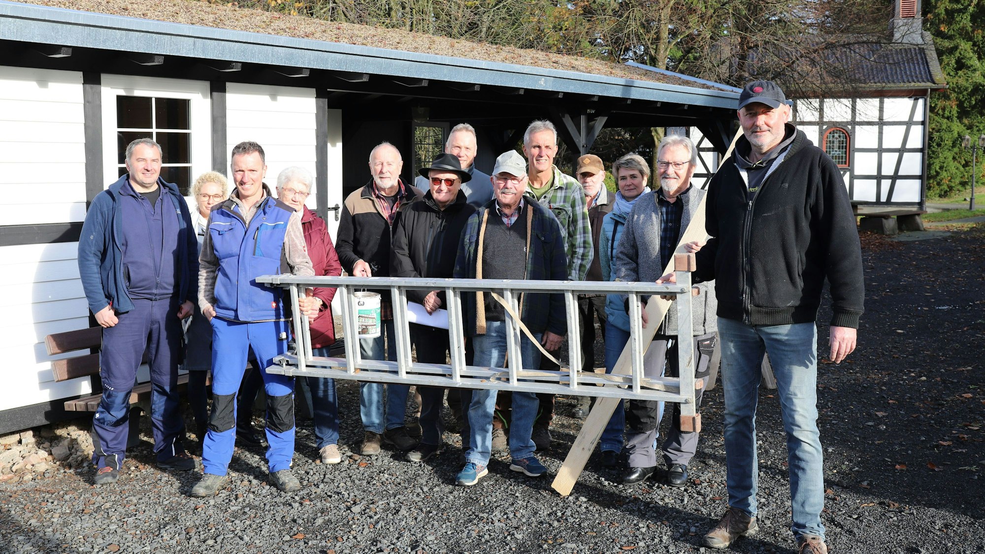 Der Kapellenverein Mittelscheid hat eine Wetterschutzhütte neben der Dorfkapelle errichtet, als Gemeinschaftshaus.